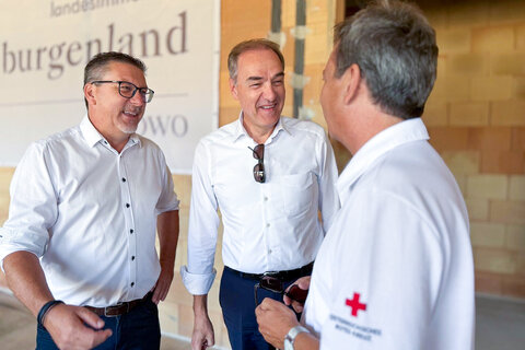 Soziallandesrat Leonhard Schneemann mit Bürgermeister LAbg. Jürgen Karall mit VertreterInnen der SOWO - So Wohnt Burgenland GmbH und beteiligten Gewerken