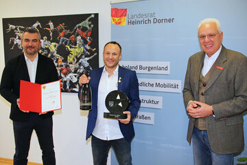 Sportlandesrat Heinrich Dorner und Anton Pinezich, Obmann Sportpool Burgenland, gratulierten Michael Gerdenitsch zum Titel „Trainer des Jahres 2019 im Burgenland“