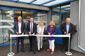 Mit dem Durchschneiden des "Eröffnungsbandes" wurde die AMS-Service-Line offiziell eröffnet. V.l.: Bgm. Mag. Thomas Steiner, LR Dr. Leonhard Schneemann, Beate Klaus, Leitung ServiceLine, AMS Burgenland-GFin Mag.a Helene Sengstbratl, Dr. Herbert Buchinger (Vorstand AMS Österreich)