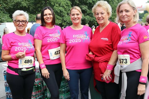 Landtagsabgeordnete Doris Prohaska, Landtagspräsidentin Astrid Eisenkopf, Landesrätin Daniela Winkler, Verena Dunst (ehem. Landtagspräsidentin) und Landtagsabgeordnete Rita Stenger beim Frauenlauf.