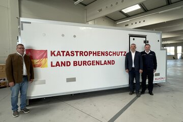 Claus Paar, Hauptreferatsleiter für Katastrophenschutz und Krisenmanagement, LR Heinrich Dorner und Landesfeuerwehrdirektor Sven Karner vor einem der neuen Kühl- und Gefriercontainer.