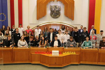 Die Jugendlichen der HAK Mattersburg mit Direktor Prof. Mag. Andreas Hackstock und Prof.in Mag.a Gabriele Hamp-Levonyak sowie Landeshauptmann Hans Peter Doskozil, Landtagspräsidentin Verena Dunst, Mag. Rainer Winter und WHR. i.R. Dr. Engelbert Rauchbauer.