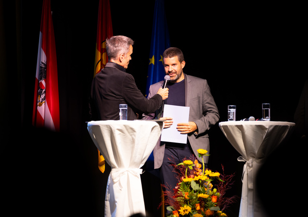 Johannes Hoffmann, Preisträger Großes Kunststipendium in der Sparte darstellende Kunst, im Interview mit Moderator Alfons Haider