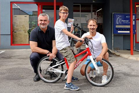 URFIT-Gewinner Martin Hrcka mit seinem neuen Fahrrad gemeinsam mit Sportlandesrat Heinrich Dorner und Michi Knopf