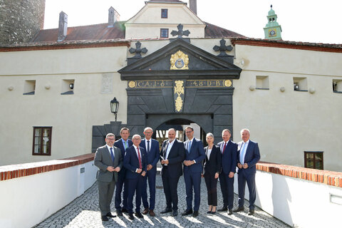 Die LandesfinanzreferentInnen vor Burg Schlaining