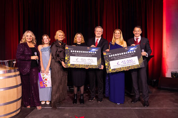 Scheckübergabe zugunsten der Aktion Licht ins Dunkel und der Krebshilfe Burgenland (v.l.) Moderatorin Patricia Schuller, „Glücksengerl“ Sina Scheiblhofer, „Licht ins Dunkel“-Koordinatorin Elisabeth Pauer-Gerbavsits, „Licht ins Dunkel“-Gesamtverantwortliche Lisa Zuckerstätter, „Licht ins Dunkel“-Vizepräsident Daniel Bohmann, Landesrätin Daniela Winkler, Protokollchef Rainer Winter (Stabsabteilung Protokoll und Zentrale Dienste, Land Burgenland).