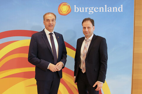 Soziallandesrat Leonhard Schneemann und Rudolf Halbauer von der Servicestelle für Menschen mit Behinderung präsentierten die Details zur Neuaufstellung der Persönlichen Assistenz und der Schulassistenz im Burgenland