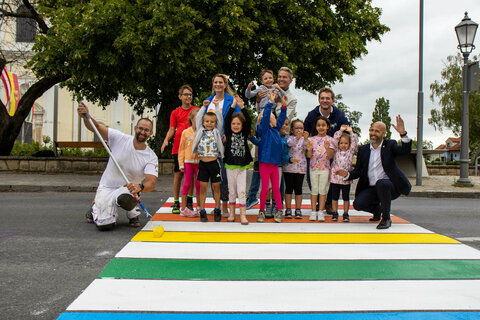 Landesrätin Mag.a (FH) Daniela Winkler mit Kindern, Alfons Haider und Hannes Schmid, Bürgermeister Frauenkirchen