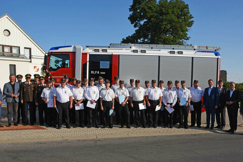 Im Rahmen der Segnung des neuen Feuerwehrautos wurden langjährige Feuerwehrmitglieder im Beisein von Landesrat Heinrich Dorner ausgezeichnet.