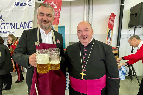 Landesrat und Feuerwehrreferent Mag. Heinrich Dorner mit Stadtpfarrer Franz Brei (v.l.).