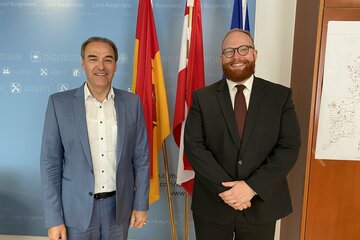 Landesrat Dr. Leonhard Schneemann mit Ombudsmann Martin Huber.