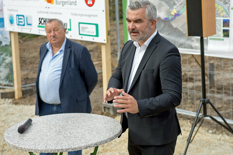 Landesrat Mag. Heinrich Dorner (r., im Bild mit Riedlingsdorfs Bürgermeister Wilfried Bruckner).