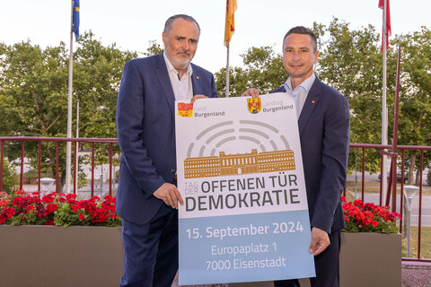 Landeshauptmann Hans Peter Doskozil und Landtagspräsident Robert Hergovich mit dem Plakat zum „Tag der offenen Tür“ im Landhaus.