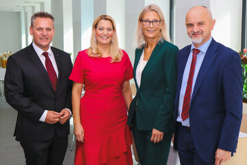 Landesrätin Mag.a (FH) Daniela Winkler, HTL Eisenstadt-Direktor Dipl-Ing. Thomas Schober und Bildungsdirektor Mag. Heinz Josef Zitz (v.l.) gratulierten Leiterin Mag.a Petra Mayer (2.v.r.) zum 100-jährigen Bestehen des Bundesschülerinnen- und Bundesschülerheims - Fred Sinowatz Haus - in Eisenstadt.