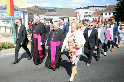Die Ehrengäste, an der Spitze Landeshauptmann Hans Peter Doskozil (l.) und Landtagspräsidentin Verena Dunst, (r.) marschierten durch Jennersdorf.