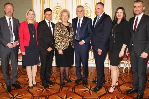 Landeshauptmann Mag. Hans Peter Doskozil und Bundespräsident Dr. Alexander Van der Bellen mit Landtagspräsidentin Verena Dunst, Landeshauptmann-Stv. Johann Tschürtz, Landesrat Christian Illedits, Landesrätin Mag.a Astrid Eisenkopf, Landesrätin Mag.a (FH) Daniela Winkler und Landesrat Mag. Heinrich Dorner
