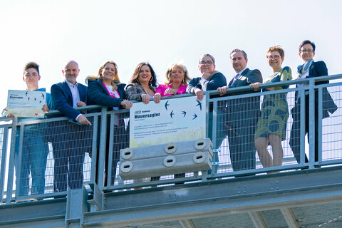 Bildungsdirektor Mag. Heinz Josef Zitz, Landesrätin Mag.a (FH) Daniela Winkler, Neusiedls Bürgermeisterin LAbg. Elisabeth Böhm, Landeshauptmann-Stellvertreterin Mag.a Astrid Eisenkopf, Mag. Hannes Nitzinger, Direktor der BHAK/BHAS Neusiedl, Initiatorin und Lehrerin Mag.a Susanne Schmidt und Mag.a Alexandra Laminger, Direktorin der Pannoneum Wirtschafts- und Tourismusschule präsentierten gemeinsam mit Schülern die an den Fluchtstiegen angebrachten Nistkästen und Schautafeln.