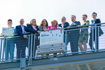 Bildungsdirektor Mag. Heinz Josef Zitz, Landesrätin Mag.a (FH) Daniela Winkler, Neusiedls Bürgermeisterin LAbg. Elisabeth Böhm, Landeshauptmann-Stellvertreterin Mag.a Astrid Eisenkopf, Mag. Hannes Nitzinger, Direktor der BHAK/BHAS Neusiedl, Initiatorin und Lehrerin Mag.a Susanne Schmidt und Mag.a Alexandra Laminger, Direktorin der Pannoneum Wirtschafts- und Tourismusschule präsentierten gemeinsam mit Schülern die an den Fluchtstiegen angebrachten Nistkästen und Schautafeln.