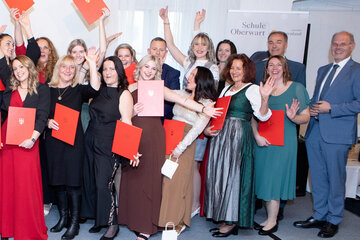 Landesrat Dr. Leonhard Schneemann (hinten rechts), Gesundheit Burgenland, Kaufmännischer Direktor Mag. Franz Öller, MBA, MPH (r.), Landessanitätsdirektor Dr. Klemens Lehner (hinten) und Direktorin Gabriele Ehrenhöfer, MSc, Schule für allgemeine Gesundheits- und Krankenpflege Oberwart (links) sowie den Lehrerinnen mit den Absolventinnen und dem Absolventen zur Pflegefachassistenz bei der Diplomüberreichung im Kastell Stegersbach.