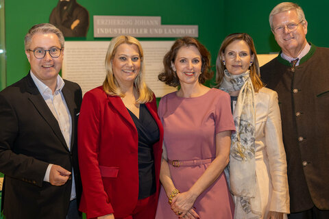 Landesrätin Daniela Winkler eröffnete die 50. Jubiläumsausstellung. Am Foto: Bürgermeister Markus Ulrahm, Landesrätin Daniela Winkler Kuratorin Kathrin Unterreiner sowie die Hausherren des Schloss Halbturn, Gattin Philippa und Markus Königsegg-Aulendorf (v.l.).