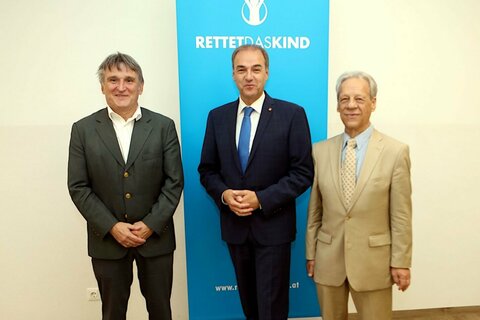 Landesrat Dr. Leonhard Schneemann (Mitte) mit dem Präsidenten von RETTET DAS KIND-Österreich, Mag. Karl Semlitsch, (r.) und dem Generalsekretär von RETTET DAS KIND-Österreich, Mag. Walter Paulhart, (l.) bei der Eröffnung der erweiterten und sanierten Förderwerkstätte Oberpullendorf.