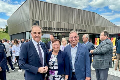 Landesrat Dr. Leonhard Schneemann mit Margot Bösenhofer und Bürgermeister Werner Kemetter (v.l.) bei der Eröffnung des Gemeindezentrums Kukmirn.