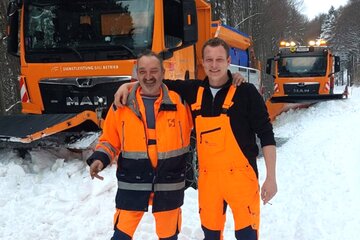 Josef Zörfusz und Stefan Eresheim, Mitarbeiter der Bau und Betrieb Burgenland, nach dem Durchbruch auf der Geschriebenstein-Bundesstraße (B56), wo vergangenen Freitag noch Neuschnee in Höhe von 80 cm lag.