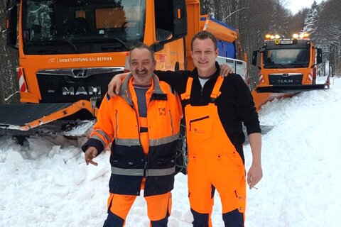 Josef Zörfusz und Stefan Eresheim, Mitarbeiter der Bau und Betrieb Burgenland, nach dem Durchbruch auf der Geschriebenstein-Bundesstraße (B56), wo vergangenen Freitag noch Neuschnee in Höhe von 80 cm lag.