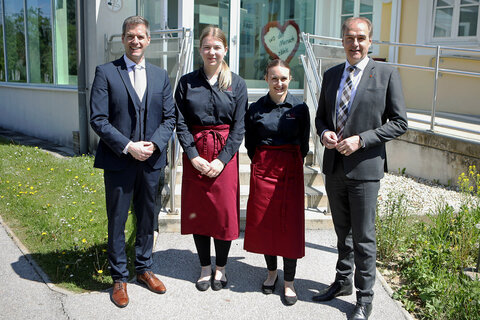 Fachvorstand Jochen Adorjan und die Schülerinnen Kristin Roth und Elena Zapfel begrüßten Landesrat Dr. Leonhard Schneemann (v.l.) in Pinkafeld.