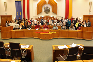 andtagspräsidentin Verena Dunst (Mitte, hinten) und Landesrat Mag. Heinrich Dorner (3.v.r., hinten) sowie Barbara Glück (l., stehend) und Auslandsdiener Jonathan Dorner (9. v.r., stehend) mit den Schülerinnen und Schülern sowie Lehrerinnen der HBLW-FC ecole Güssing.