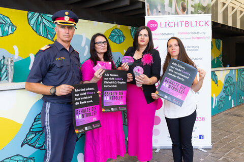 (v.l.n.r.) Landespolizeidirektor Martin Huber, Karin Behringer-Pfann, Geschäftsführerin der Beratungsstelle "Der Lichtblick", LH-Stv. Astrid Eisenkopf, Juliane Bogner, Wiesen-Festivals.