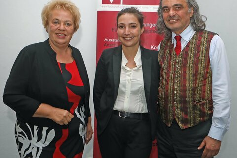 Landtagspräsidentin Verena Dunst mit Katharina Janoska und Ferry Janoska (v.l.).