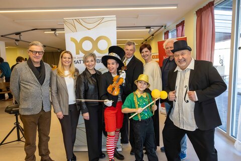 Landesrätin Daniela Winkler (2.v.l.) und LAbg. Bürgermeisterin Claudia Schlager (3.v.l.) bei der Pressekonferenz zum Kinder-Klassik-Open-Air „Nola Note auf Orchesterreise“.