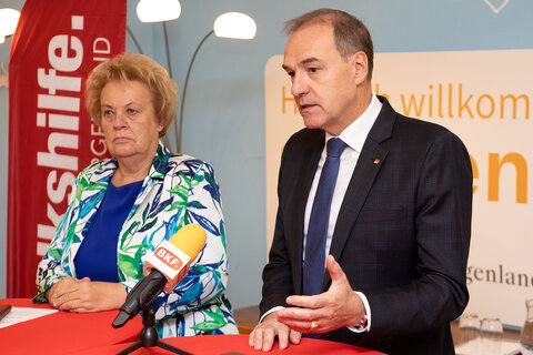 Sozial-Landesrat Dr. Leonhard Schneemann mit Volkshilfe Burgenland-Präsidentin Verena Dunst beim Festakt anlässlich Zwei Jahre Sonnenmarkt Oberpullendorf.