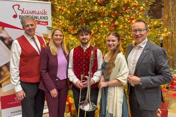 Mag. Dr. Günther Kleidosty MAS, stellvertretender Landesobmann des Burgenländischen Blasmusikverbandes, Landesrätin Mag.a (FH) Daniela Winkler und DI Peter Reichstädter, Landesobmann des Burgenländischen Blasmusikverbandes, mit den Musikerinnen und Musikern beim großen Weihnachtskonzert des Burgenländischen Blasmusikverbandes im Parlament, das den Abschluss des Jubiläumsjahres bildete.