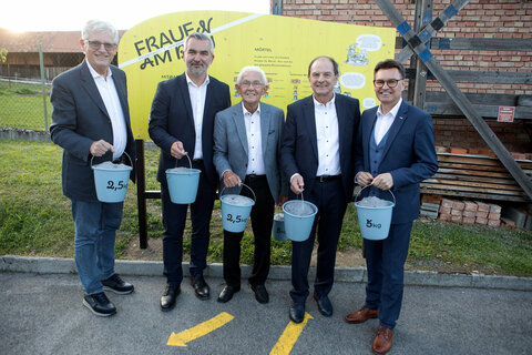Gerhard Blaboll, Landesrat Heinrich Dorner, MUBA-Obmann-Stellvertreter und Koordinator Johann Kern, Obmann Hans Godowitsch und Bürgermeister Erich Trummer (v.l.) im Zuge des Festes.