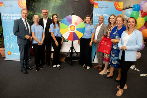 Landesrat Dr. Leonhard Schneemann (l.) und Mag. Heinrich Dorner (3.v.l.) beim Stand des Familienreferates Burgenland.