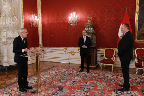 Bundespräsident Alexander Van der Bellen und Bundeskanzler Alexander Schallenberg mit Landeshauptmann Hans Peter Doskozil in der Hofburg.