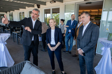 Sportlandesrat Mag. Heinrich Dorner und Günter Kurz (v.l.) begrüßten Sportstaatssekretärin MMag.a Michaela Schmidt (Mitte) im Sporthotel Kurz in Oberpullendorf.