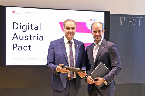 Landesrat Dr. Leonhard Schneemann und Digitalisierungs-Staatssekretär Florian Tursky, MSc. MBA unterzeichneten „Digital Austria Pact“ zwischen Bund und Land Burgenland zur Steigerung digitaler Kompetenzen und informierten im Rahmen einer Pressekonferenz im Hotel Galàntha in Eisenstadt über Ziele und den weiteren Fahrplan der Digitalisierungsoffensive