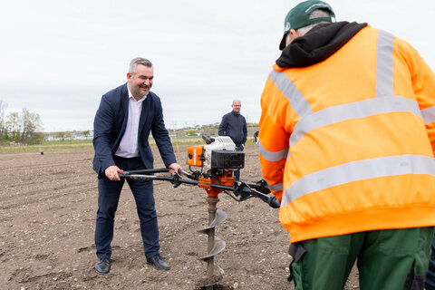Landesrat Mag. Heinrich Dorner und Martin Unger, Mitarbeiter des Landesforstgartens