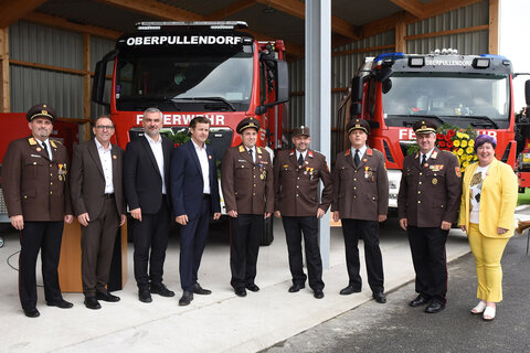 (v.l.) Bezirksfeuerwehrkommandant-Stv. Gerald Schmidt, 1. Vizebürgermeister Nikolaus Dominkovits, Landesrat Heinrich Dorner, Bürgermeister Johann Heisz, Bezirksstützpunktfeuerwehrkommandant Andreas Schmidt, Stadtrat Thomas Schmidt, Bezirksstützpunktfeuerwehrkommandant-Stv. Harald Stinakovits, Bezirksfeuerwehrkommandant LBDS Martin Reidl und 2. Vizebürgermeisterin Christina Köppel mit neuen Fahrzeugen und Geräten der Bezirksstützpunktfeuerwehr Oberpullendorf.