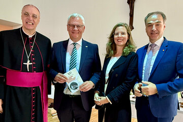 Diözesanbischof Ägidius J. Zsifkovics, Landesrat Dr. Leonhard Schneemann, LH-Stiv.in Anja Haider-Wallner und Eisenstadts Bürgermeister LAbg. Mag. Thomas Steiner beim Festgottesdienst.