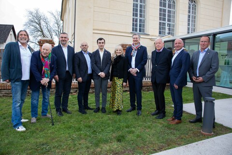 Filmemacher Norbert Blecha (1.v.l.), Innenminister a.D. Karl Blecha (2.v.l.), Landesrat Heinrich Dorner (3.v.l.), Dan Saad (5.v.l.) mit seinem Vater, David Joseph (4.v.r.) mit Gattin, Bundeskanzler a.D. Franz Vranitzky und die beiden Bürgermeister Andreas Tremmel (Kobersdorf, 2.v.r.) und Christian Weninger (Lackenbach, 1.v.r.)