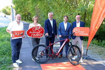 LAndesrat Heinrich Dorner eröffnet den neuen Radweg in Müllendorf
