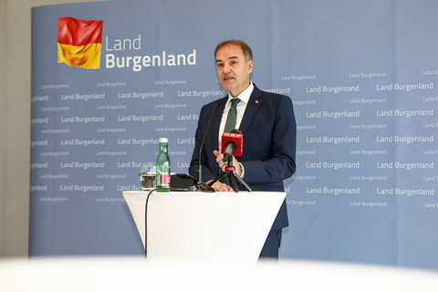 Landesrat Leonhard Schneemann bei der Pressekonferenz zur Causa Seniorenheim Rudersdorf.