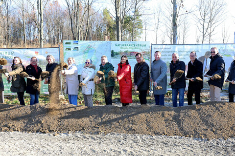 Spatenstich für das erste burgenländische Naturparkzentrum Rosalia-Kogelberg mit Astrid Eisenkopf