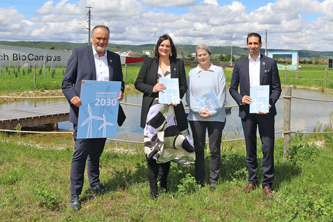 Vor dem Green Tech Bio Campus in Donnerskirchen: (v.l.n.r.) Landeshauptmann Hans Peter Doskozil, Landeshauptmann-Stellvertreterin Astrid Eisenkopf, Klimaforscherin Helga Kromp-Kolb, Burgenland Energie Vorstandsvorsitzender Stephan Sharma.