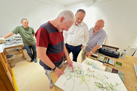 Maler Myoung-Bok Lee (links im Bild), Landeshauptmann Hans Peter Doskozil (3.v.l.) und Harro Pirch (rechts im Bild) betrachten mit dem Aquarellisten Gustav Just (2.v.l.) dessen Werke.