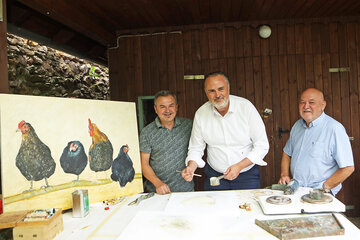 Landeshauptmann Hans Peter Doskozil (Mitte) begutachtete gemeinsam mit Harro Pirch (r.) die Werke von Maler Manfred Leirer (l.